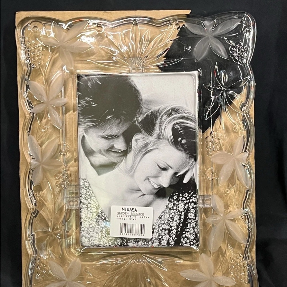 NEW Mikasa Garden Terrace Clear Embossed Crystal Photo Frame for 5x7”